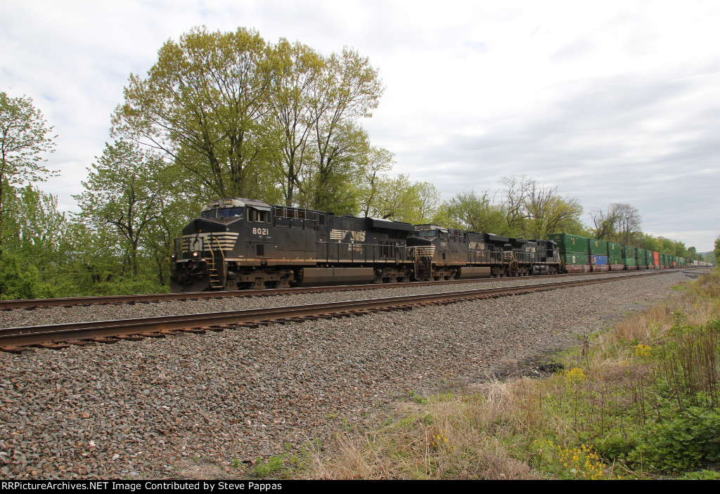 NS 8021 on the point of train 21E